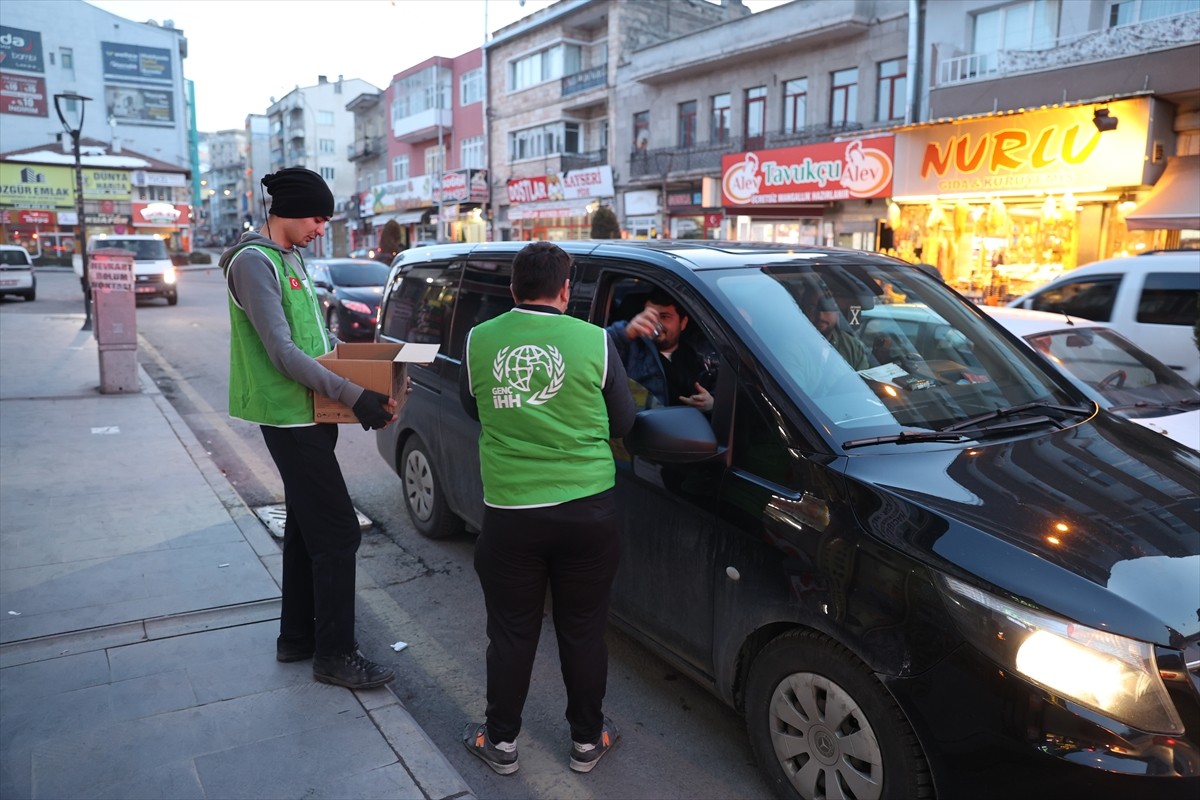 Nevşehir'de gençler, iftar vakti yolda olan sürücülere hurma ve su ikramında bulundu. İnsan Hak ve...