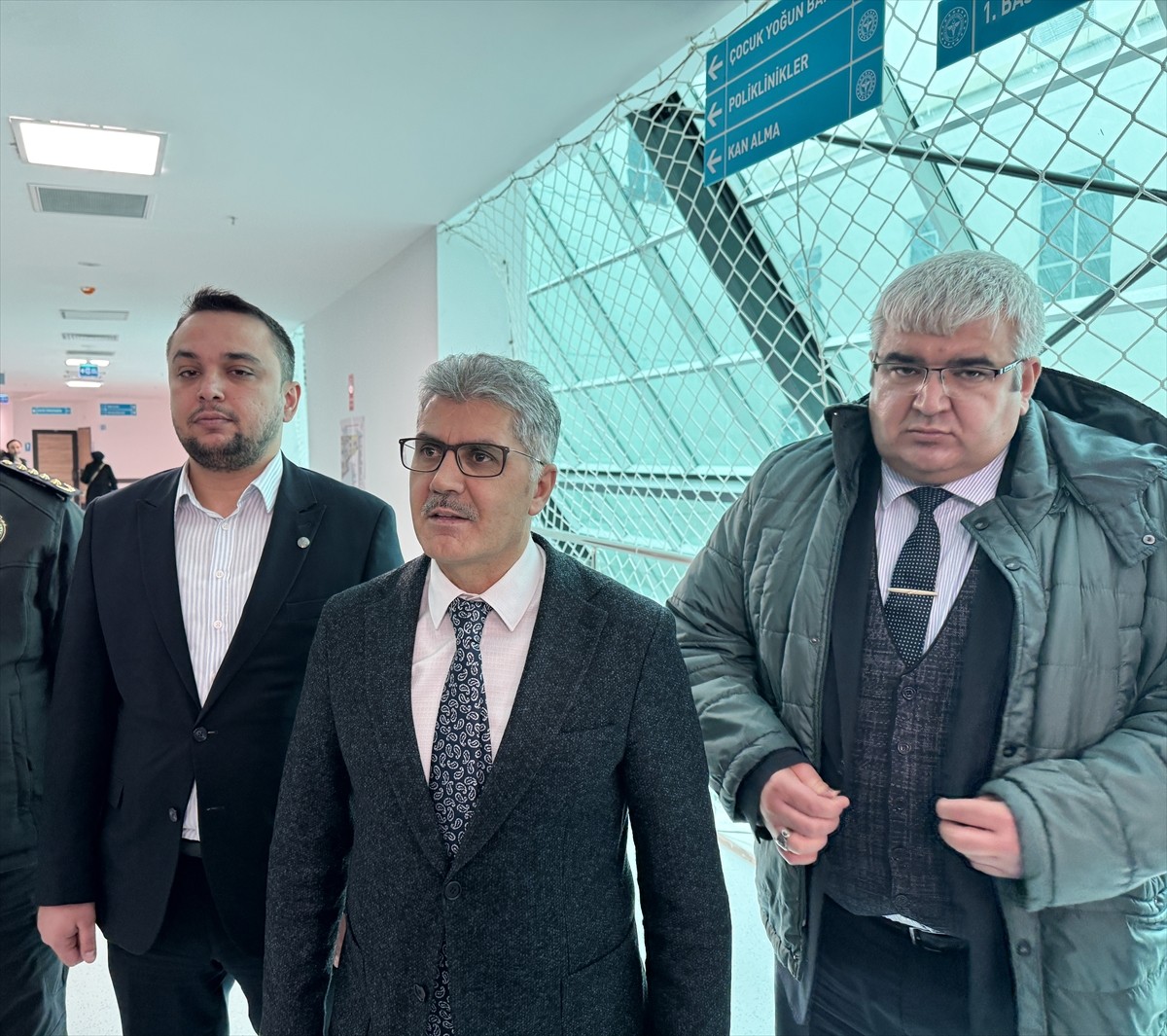 Niğde'de bir hasta tarafından bıçaklanan beyin cerrahı yaralandı. Vali Cahit Çelik (ortada)...