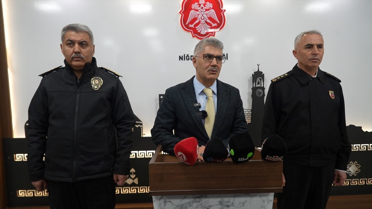 Niğde'de "aile içi şiddet" ihbarına giden 2 polisi bıçak ve keserle yaralayan zanlı, ayağından...