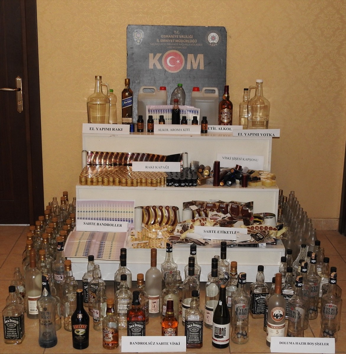 Osmaniye'de düzenlenen sahte ve gümrük kaçağı içki operasyonunda yakalanan 3 şüpheli tutuklandı....