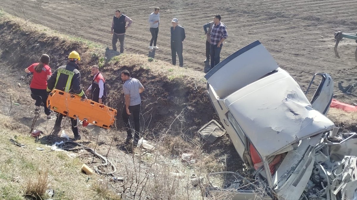 Osmaniye'de iki otomobilin çarpışması sonucu 3 kişi hayatını kaybetti, 2'si çocuk 3 kişi...