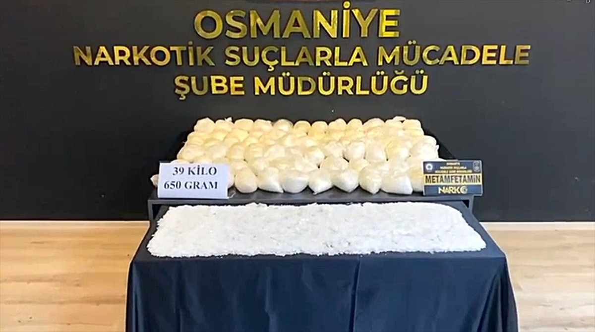 Osmaniye'de kamyonette taşınan ahşap gardırop içine gizlenmiş 39 kilo 650 gram sentetik uyuşturucu...