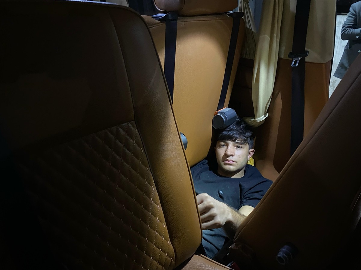 Osmaniye'de minibüsün koltukları arasına gizlenmiş düzensiz göçmen yakalandı, gözaltına alınan...