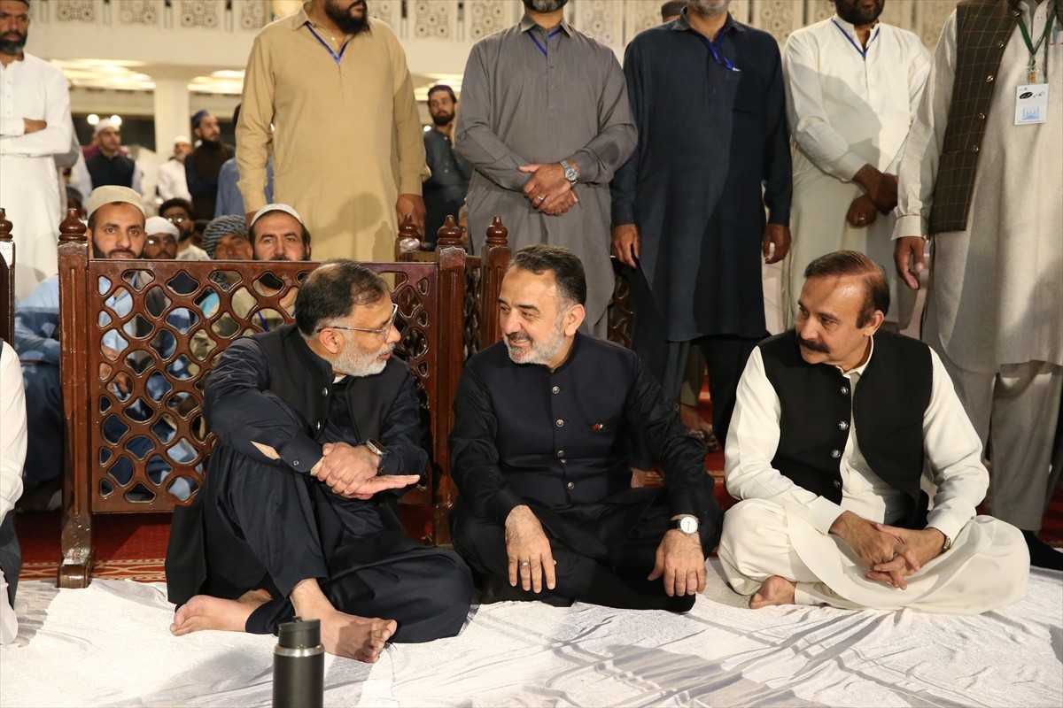 Pakistan'da dua etmek için ülkenin en büyük camisi olan Faysal Mescidi'nde bir araya gelen...