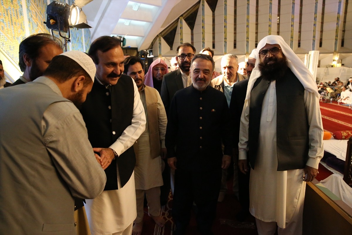 Pakistan'da dua etmek için ülkenin en büyük camisi olan Faysal Mescidi'nde bir araya gelen...
