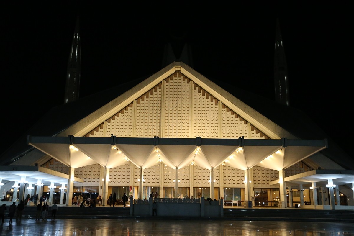 Pakistan'da Müslümanlar, ilk teravih namazı için camileri doldurdu. Başkent İslamabad'ın...