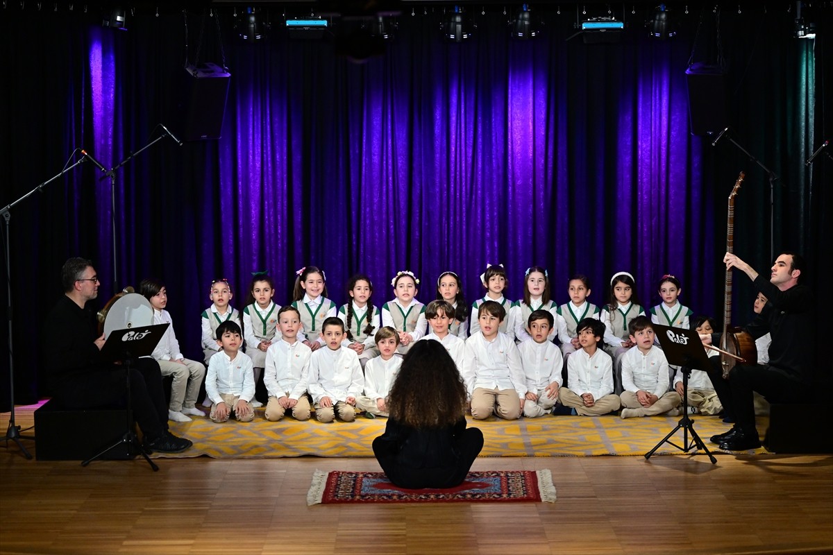 Palet Türk Müziği İlkokulu öğrencileri, huzurevi sakinlerine özel konser düzenledi. Öğrenciler...