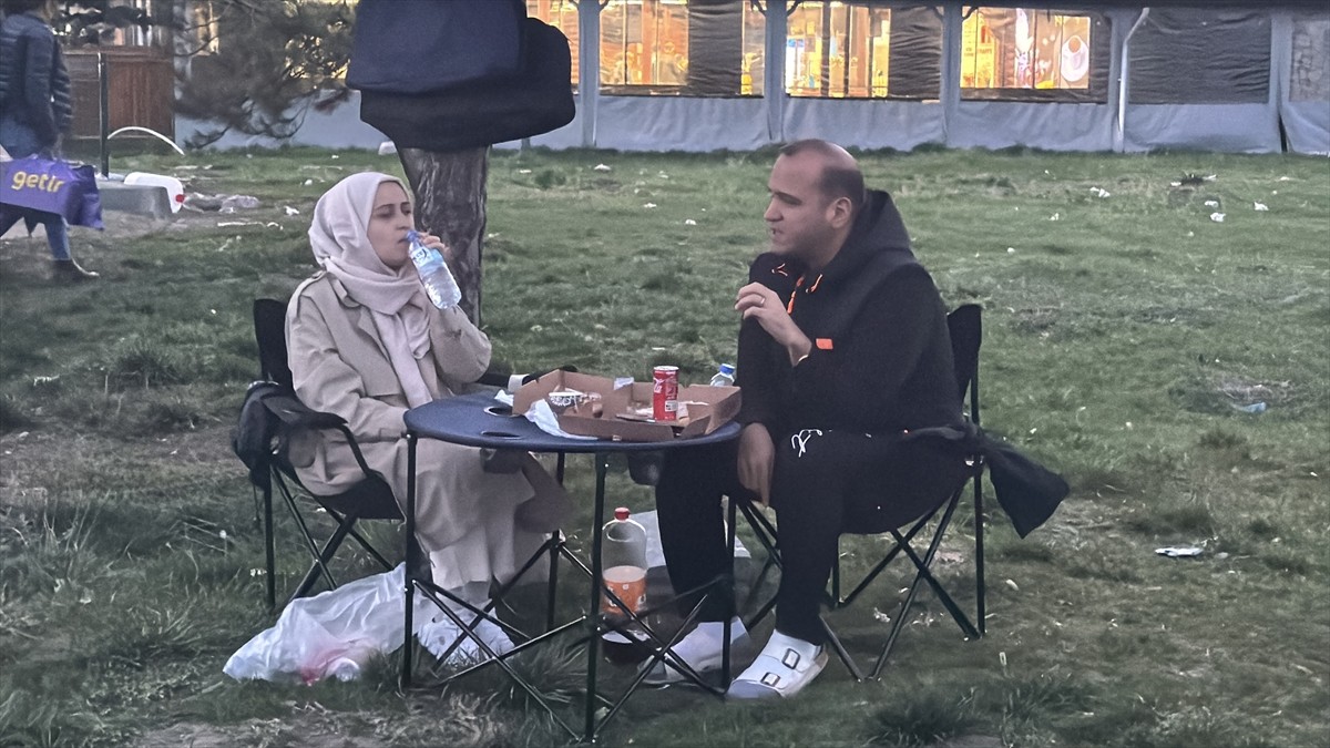 Ramazan Bayramı'nı yakınlarıyla geçirmek için yola çıkan vatandaşlar, iftarlarını yol üzerindeki...