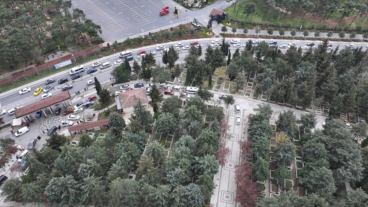 Ramazan Bayramı'nın birinci gününde mezarlıklara giden aileler, yakınlarının kabirlerini ziyaret...