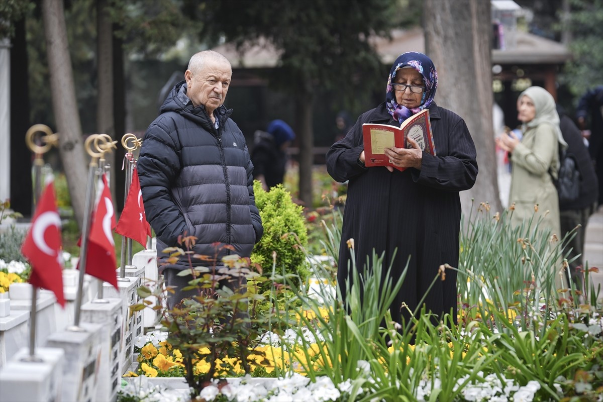 Ramazan Bayramı'nın ilk gününde Edirnekapı Şehitliği'ne gelen aileler, şehit yakınlarının...