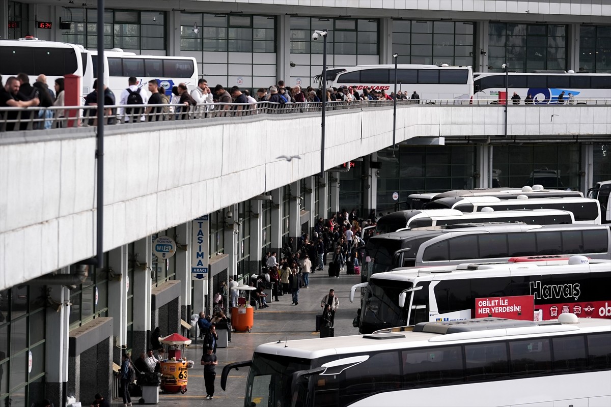 Ramazan Bayramı dolayısıyla Ankara'da trafik yoğunluğu yaşanıyor. Başkentte 9 günlük tatili şehir...