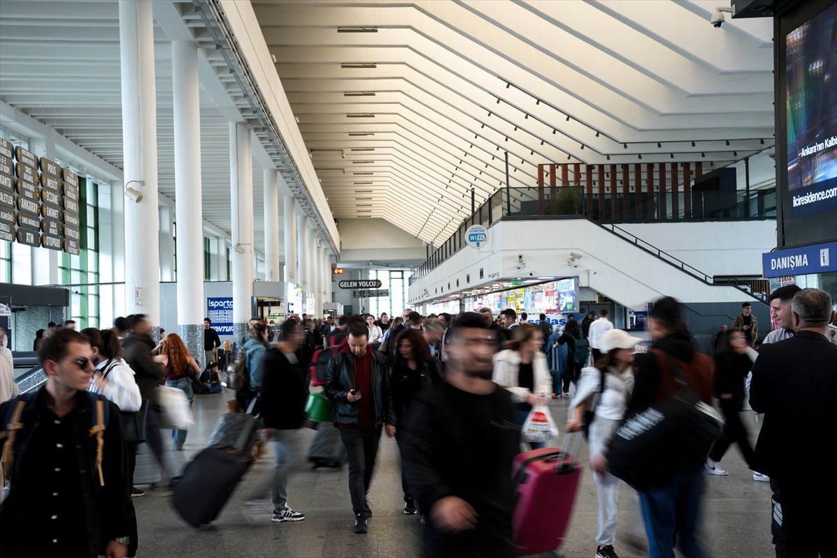 Ramazan Bayramı dolayısıyla Ankara'da trafik yoğunluğu yaşanıyor. Başkentte 9 günlük tatili şehir...