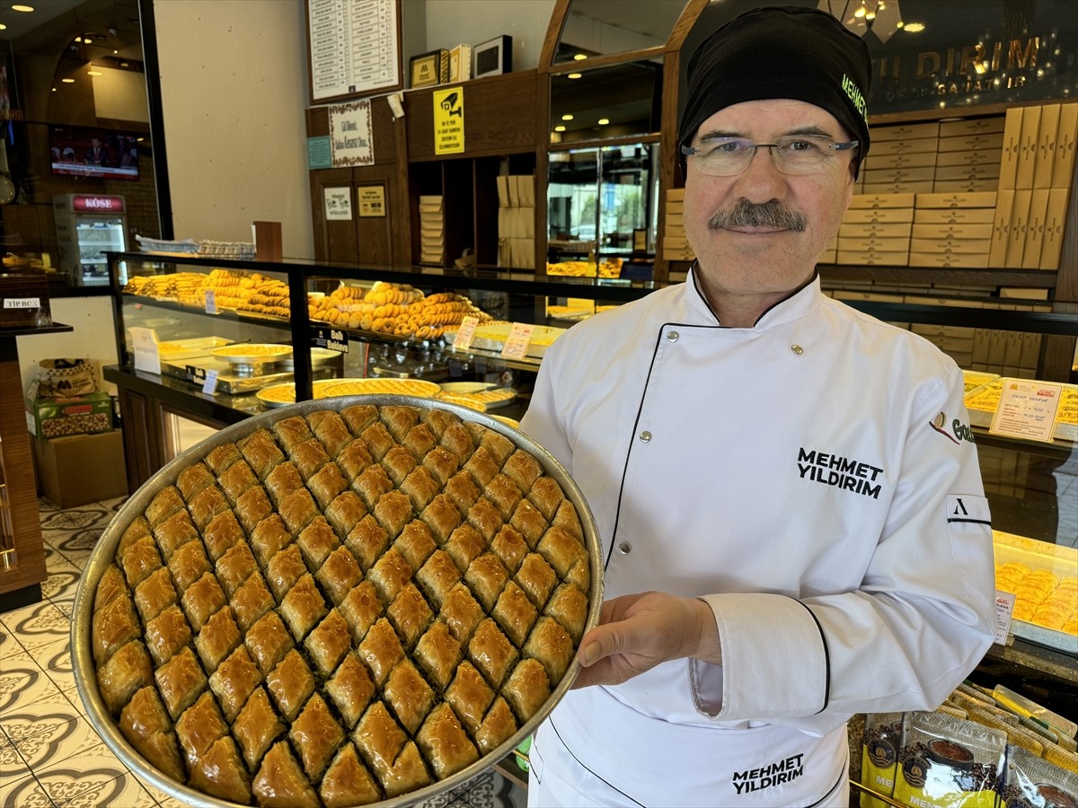 Ramazan Bayramı öncesi bayram tatlıları tezgahlarda yerini alırken, çoğu sektörde başlayan bayram...