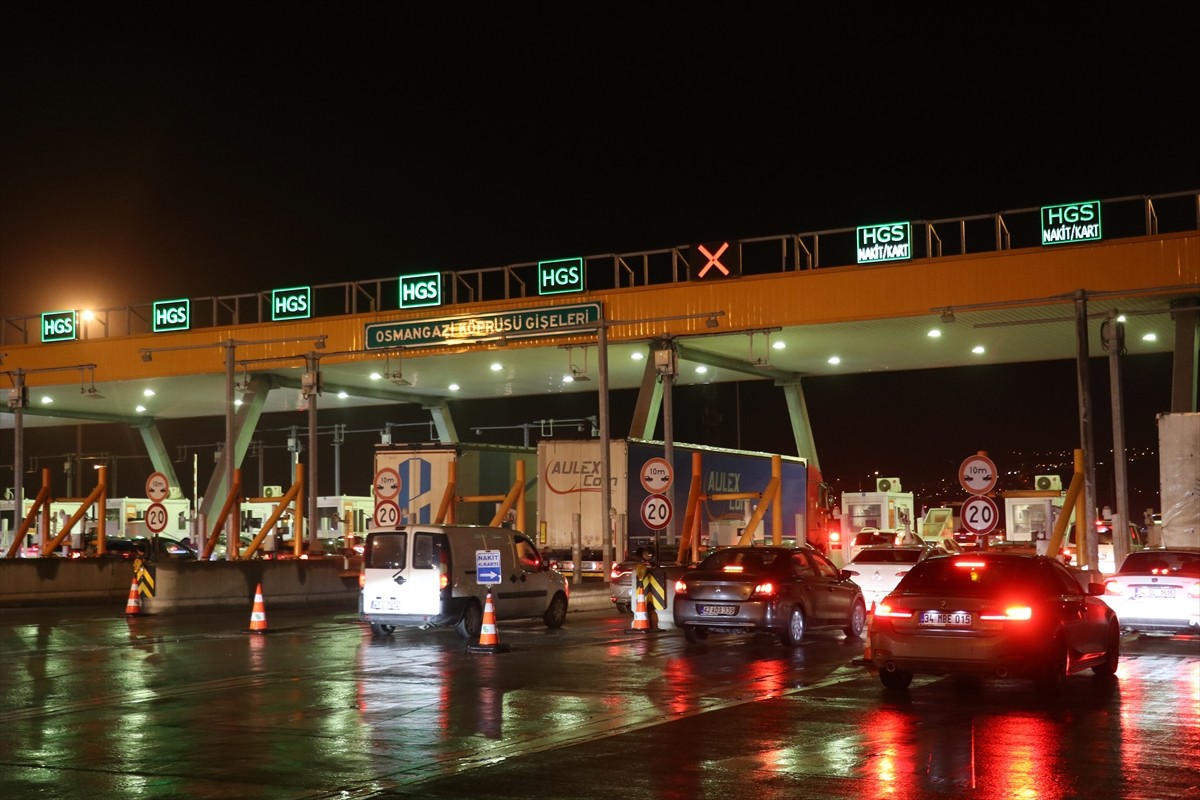 Ramazan Bayramı tatili dolayısıyla İstanbul-İzmir Otoyolu ve Osmangazi Köprüsü'nde akıcı yoğunluk...