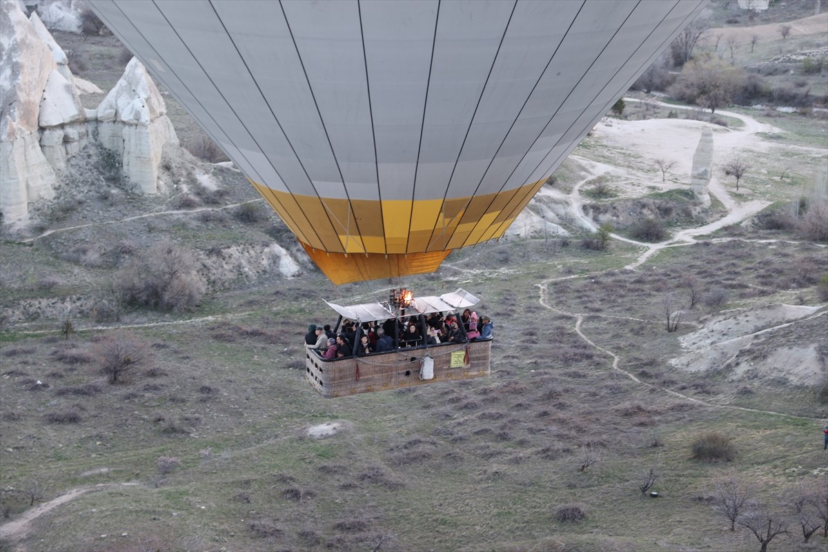 Ramazan Bayramı tatili için Kapadokya'ya gelen yerli turistler, sıcak hava balon turuna katılarak...