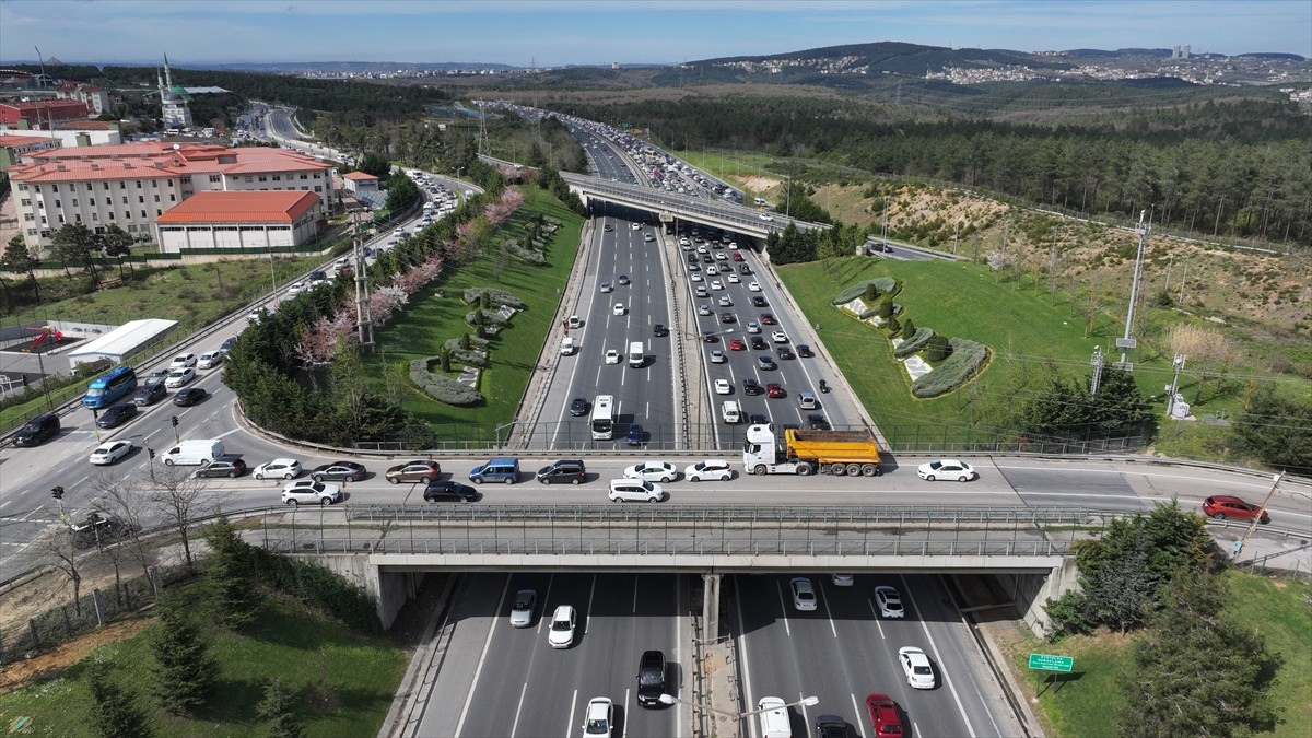 Ramazan Bayramı tatilini İstanbul'da geçiren vatandaşların kentin farklı noktalarına akın etmesi...