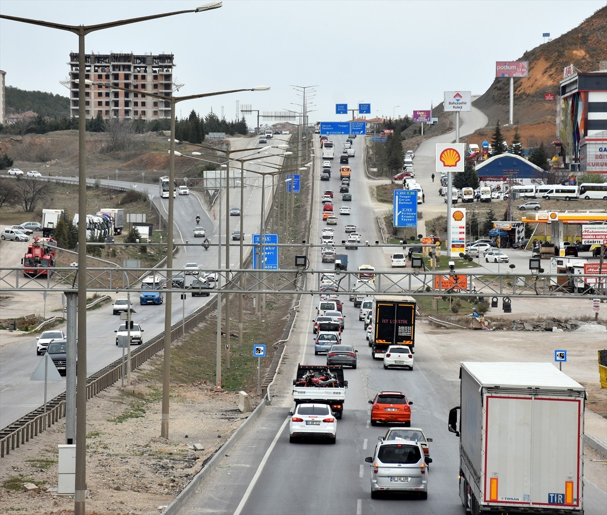 Ramazan Bayramı tatilini memleketlerinde geçirmek için yola çıkan sürücüler, "kilit kavşak" olarak...