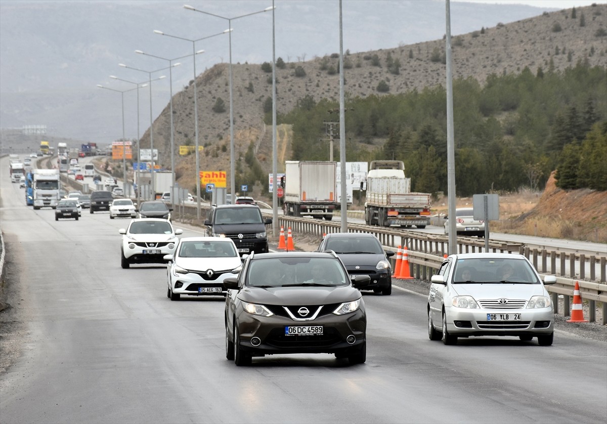 Ramazan Bayramı tatilini memleketlerinde geçirmek için yola çıkan sürücüler, "kilit kavşak" olarak...
