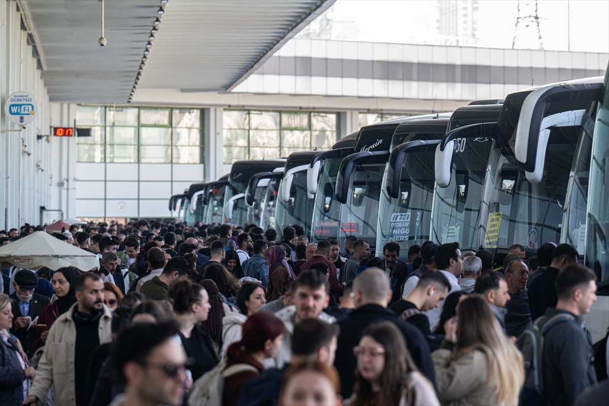 Ramazan Bayramı tatilini memleketlerinde ya da tatil beldelerinde geçirmek isteyen vatandaşlar...