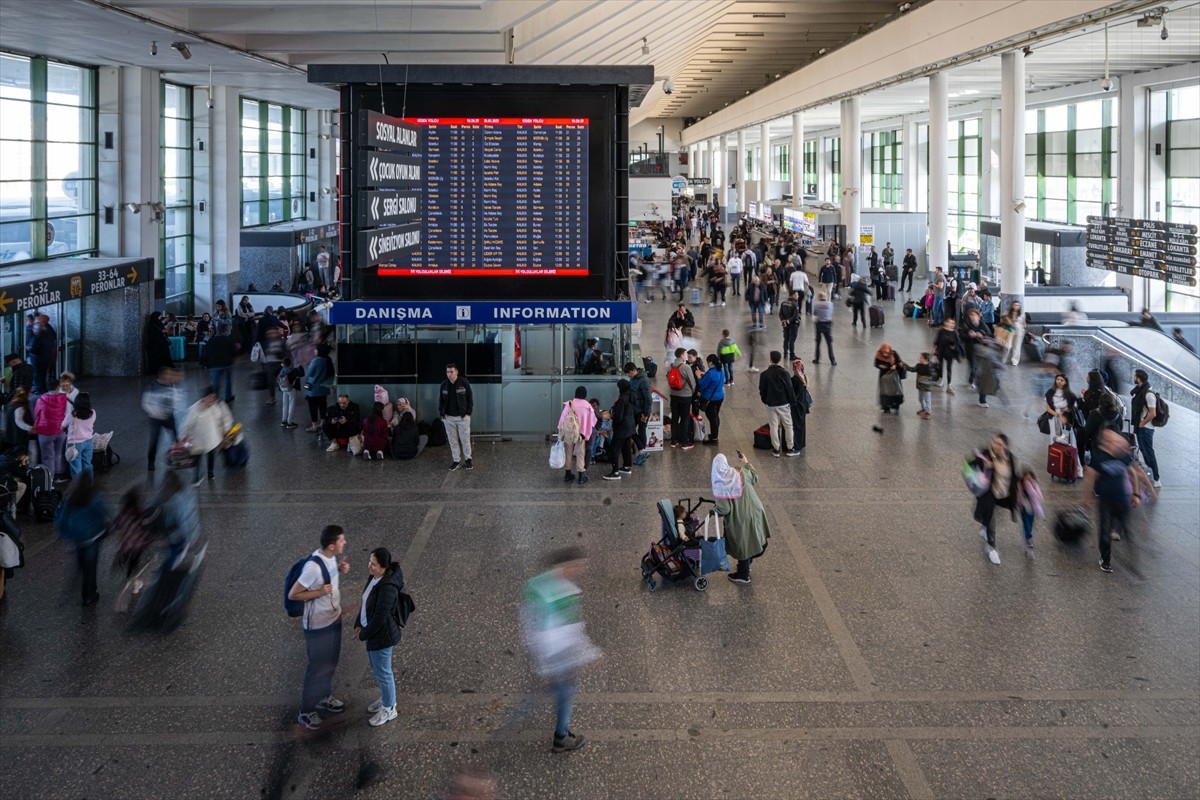 Ramazan Bayramı tatilini memleketlerinde ya da tatil beldelerinde geçirmek isteyen vatandaşlar...