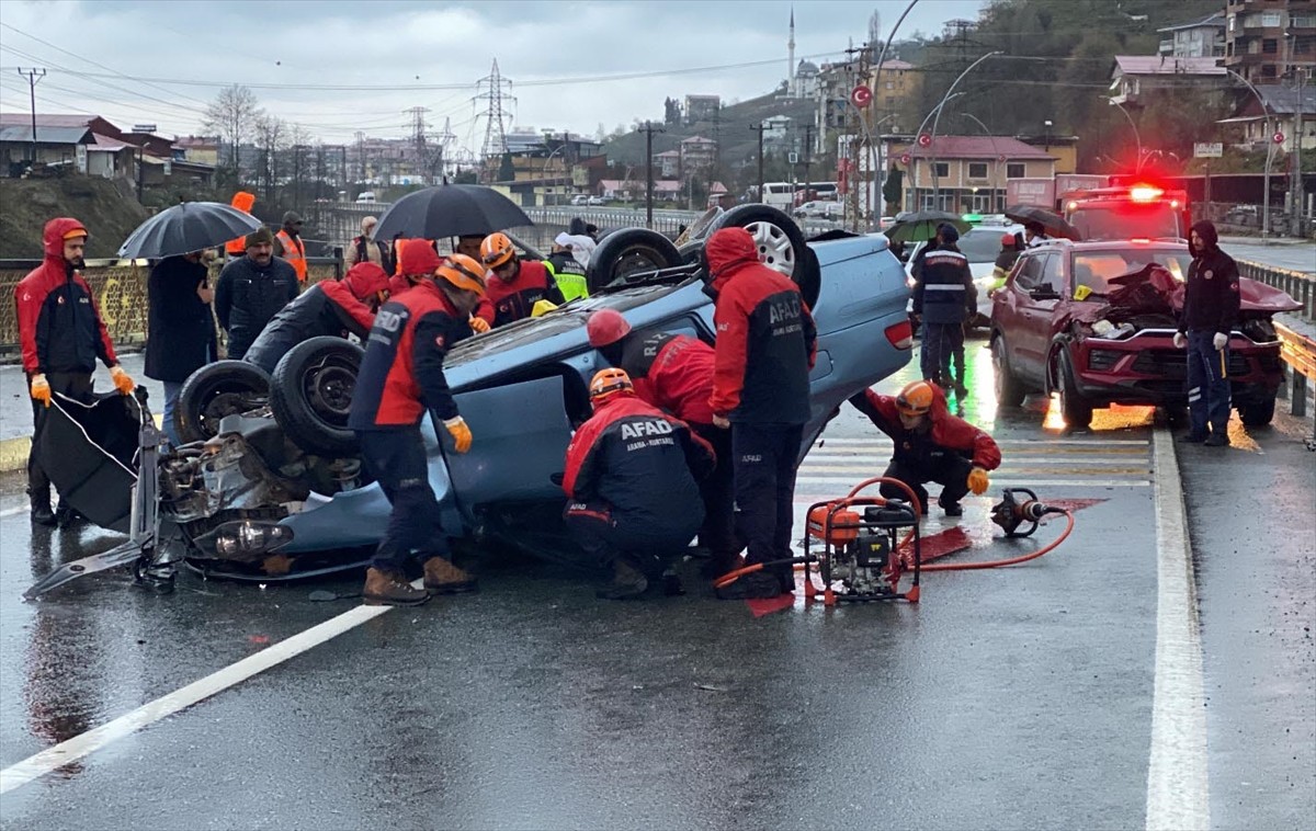 Rize'de otomobilin cipe ve aydınlatma direğine çarparak takla atması sonucu bir kişi hayatını...