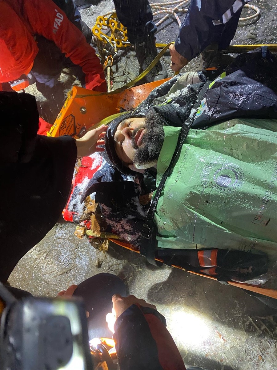 Sakarya'nın Geyve ilçesinde kar yağışı nedeniyle kayganlaşan yolda şarampole devrilen otomobilde...