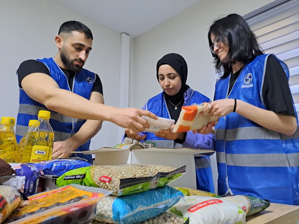 Sakarya Üniversitesi (SAÜ) öğrencileri, "Bereket Sofrası Gönüllülük Hareketi" projesiyle ramazanda...