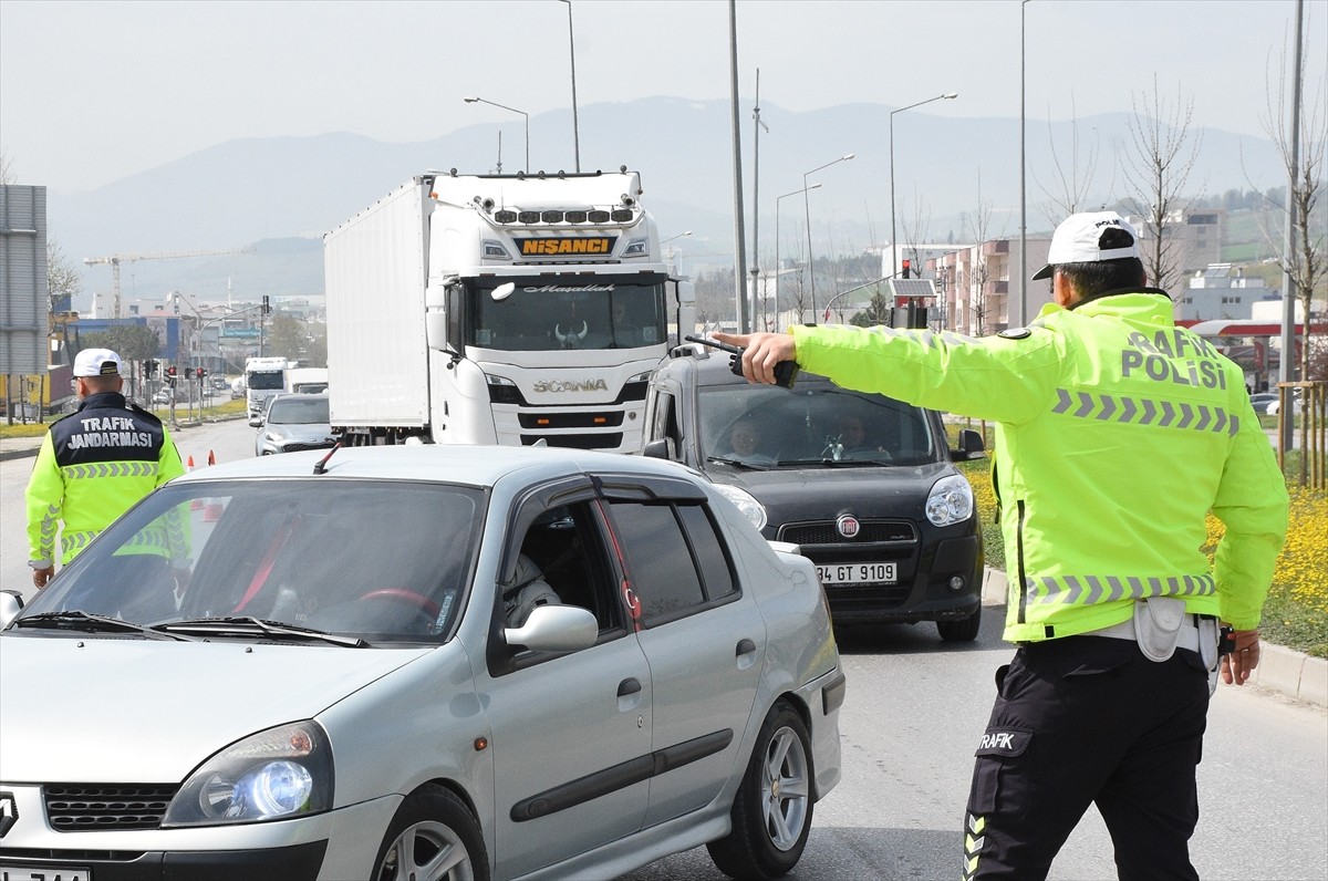Samsun'da polis ve jandarma ekipleri, Ramazan Bayramı öncesi trafik denetimleri gerçekleştirdi....