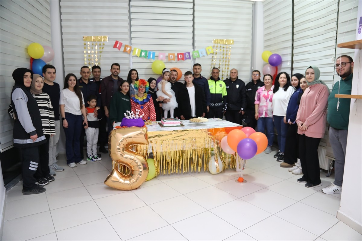 Samsun'un Alaçam ilçesindeki Gençlik Merkezi tarafından şehit Uzman Onbaşı Şükrü Elibol'un kızı...