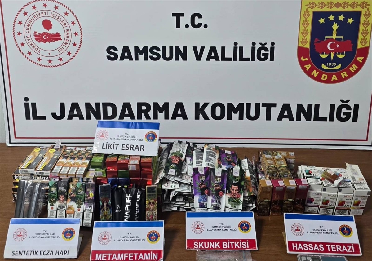 Samsun'un Atakum ilçesinde düzenlenen operasyonda elektronik sigara görünümlü likit esrar ele...