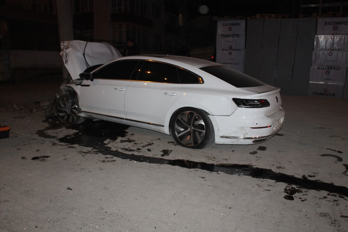 Samsun'un Bafra ilçesinde 3 aracın karşı kazada 4 kişi hastaneye kaldırıldı.