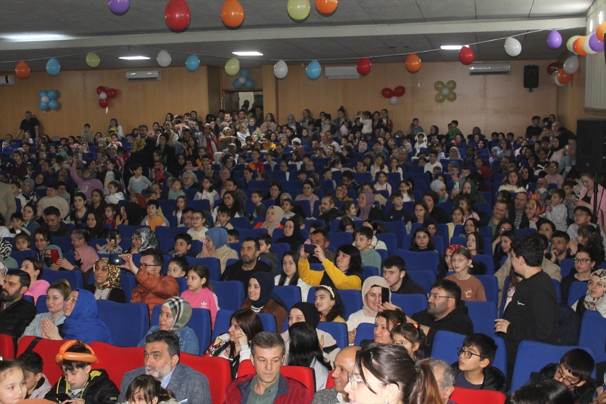 Samsun'un Bafra ilçesinde, 6 asırdır yaşatılan "Sele Sepet Top Kandil Şenliği" vatandaşların yoğun...