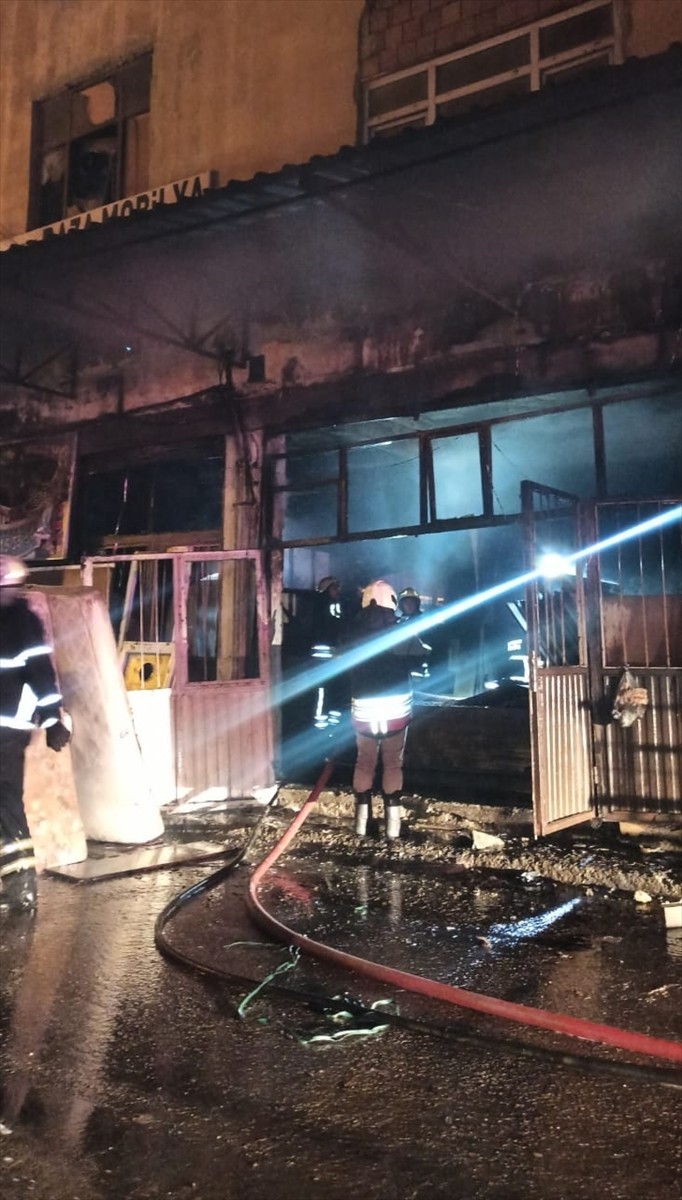Samsun'un Canik ilçesinde mobilya imalathanesinde çıkan yangın itfaiye ekiplerince...