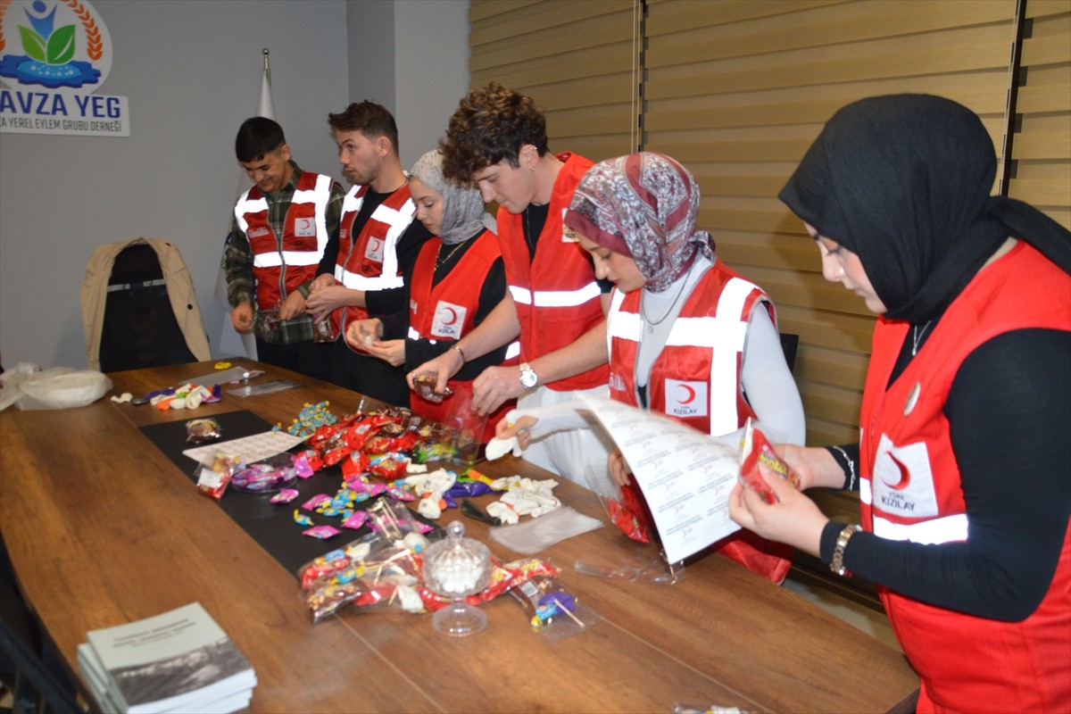 Samsun'un Havza ilçesinde Genç Kızılay gönüllüleri, camiye gelen çocukları bayram öncesi...