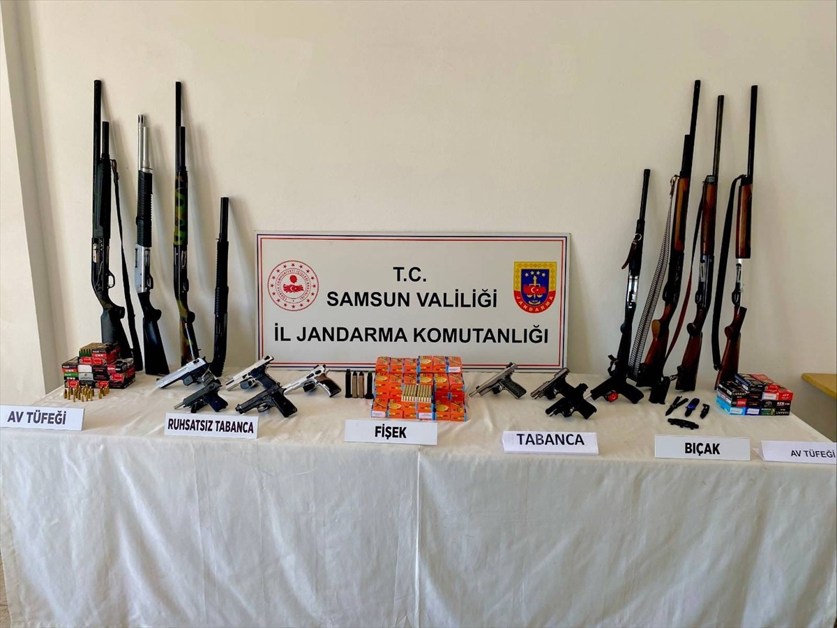 Samsun'un Tekkeköy ilçesinde düzenlenen kaçak silah ticareti operasyonunda 8 şüpheli gözaltına...