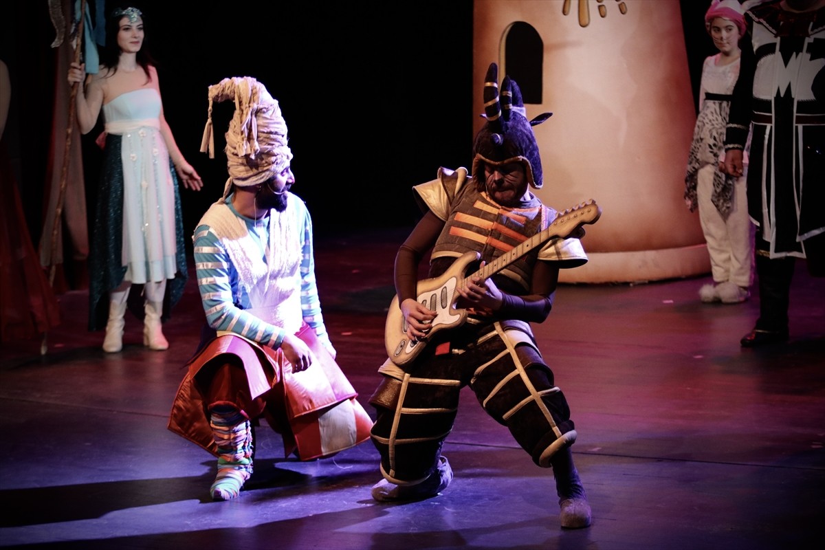 Samsun Devlet Opera ve Balesi (SAMDOB), "Masal Şatosu" çocuk müzikalini sahneledi. Şahan Gürkan ve...