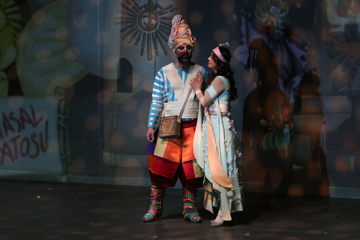 Samsun Devlet Opera ve Balesi (SAMDOB), "Masal Şatosu" müzikalini minik sanatseverlerle...