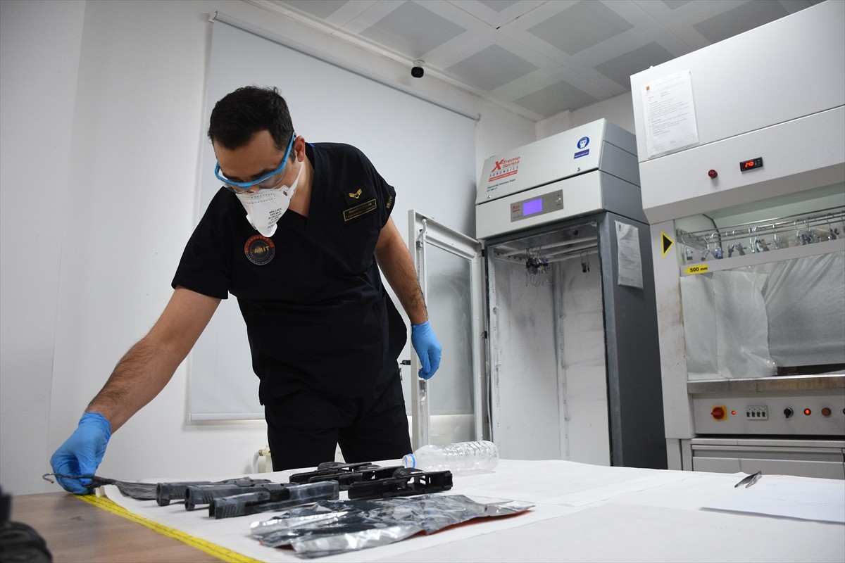 Samsun İl Jandarma Komutanlığı Kriminal Şube Müdürlüğünde görevli uzmanlar, delilden suç ve...