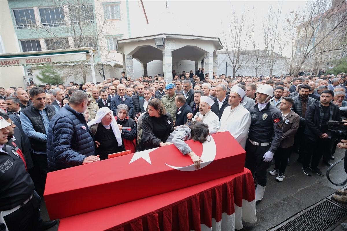 Şanlıurfa'da firari bir hükümlünün yakalanması sırasında fenalaşan ve kaldırıldığı hastanede şehit...