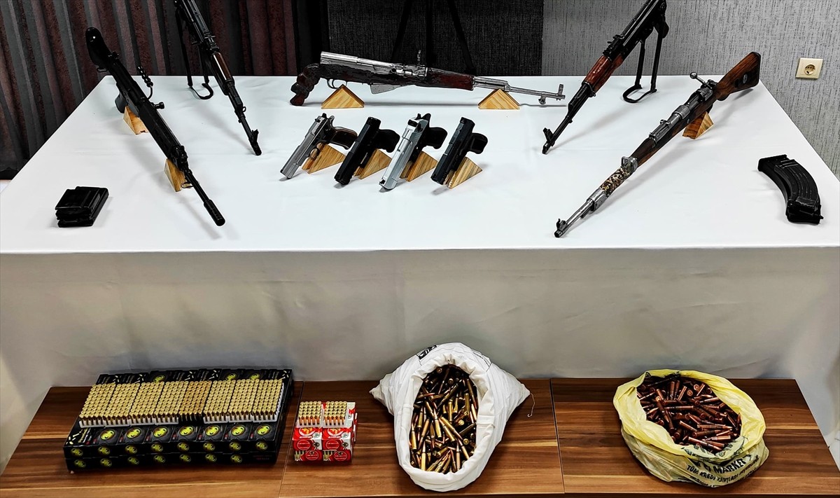 Şanlıurfa'da silah kaçakçılığı operasyonunda 6 şüpheli gözaltına alındı. Operasyonda 6 piyade...