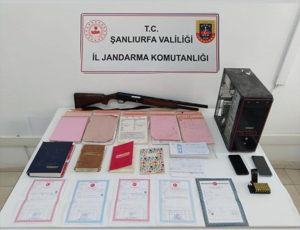 Şanlıurfa'nın Suruç ilçesinde tefecilik operasyonunda 3 zanlı gözaltına alındı. Ekiplerin...