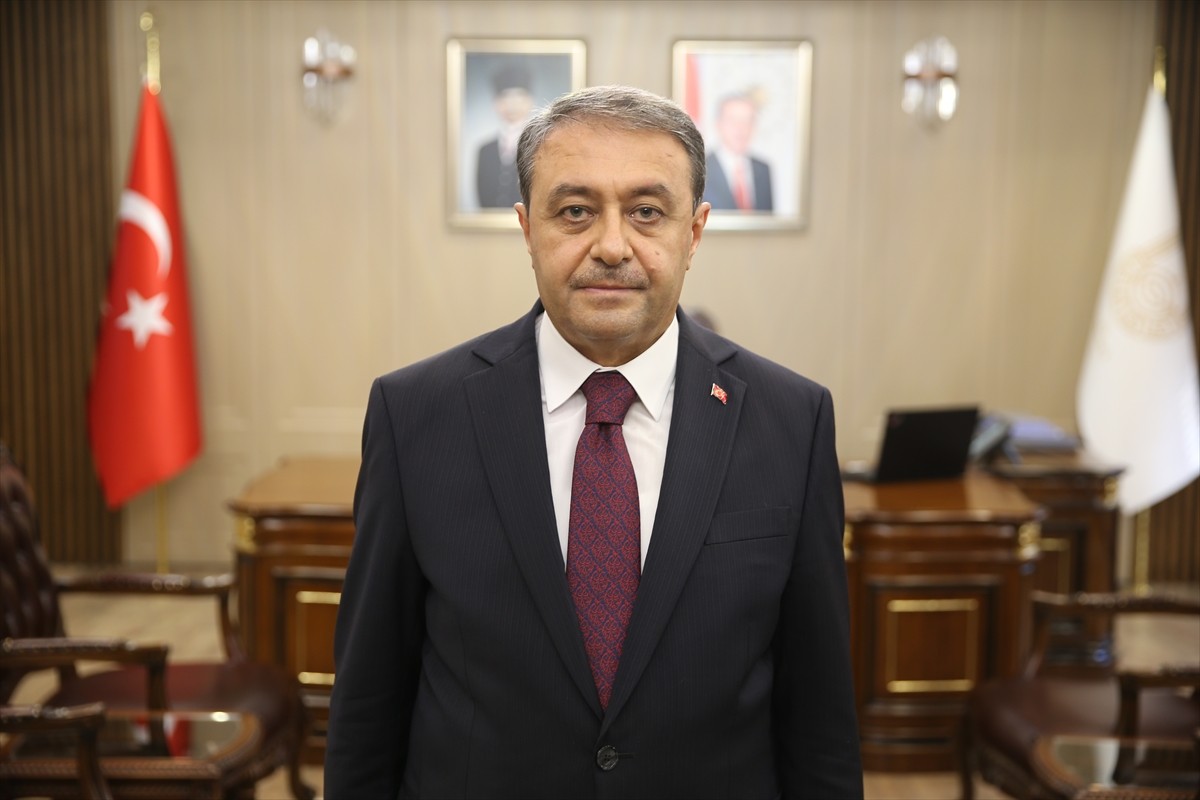 Şanlıurfa Valisi Hasan Şıldak, ilde her öğrencinin okuldan uzak kalmadan ve devamsızlık yapmadan...