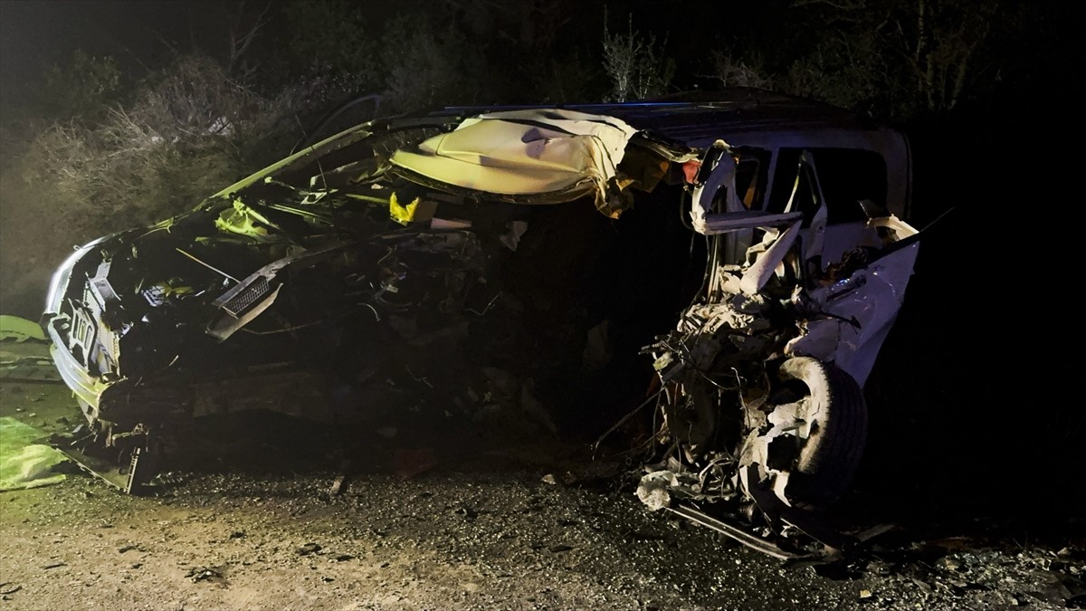 Sarıyer'de İETT otobüsüyle çarpışan hafif ticari aracın sürücüsü yaşamını yitirdi.