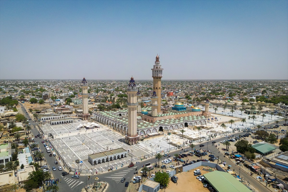 Senegal’de Müridi tarikatı mensupları, Ramazan ayının 20’nci gününe denk gelen cuma namazı için...