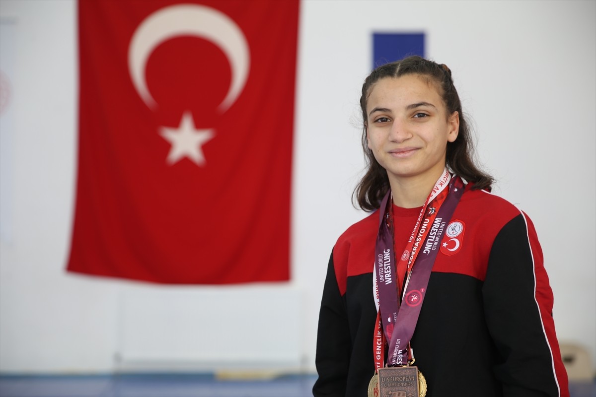 Siirt'te 2 yıl önce güreşe başlayan ve katıldığı her turnuvada dereceye giren 15 yaşındaki milli...