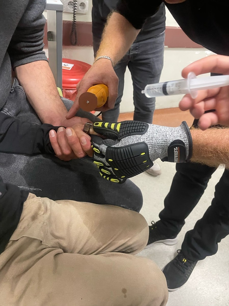 Siirt'te bir çocuğun parmağına sıkışan cıvata, itfaiye ekiplerinin çalışması sonucu kesilerek...