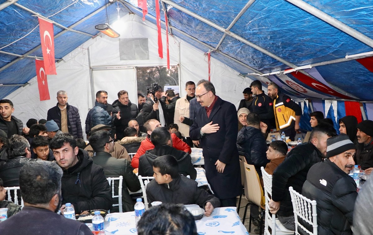 Siirt'te vatandaşlar, Siirt Belediyesi tarafından kurulan iftar çadırında orucunu açtı. Vali ve...