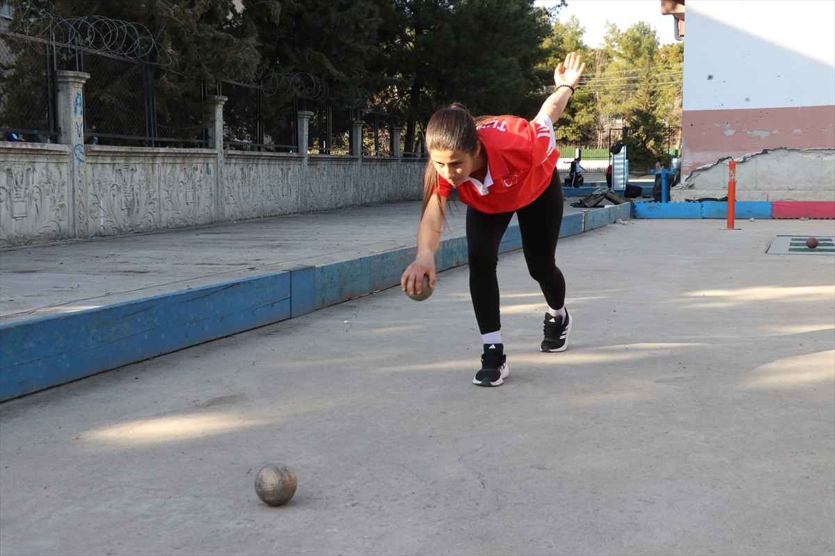 Siirt'te yaşayan 16 yaşındaki İrem Nur Anık, ortaokuldayken beden eğitimi öğretmenin...