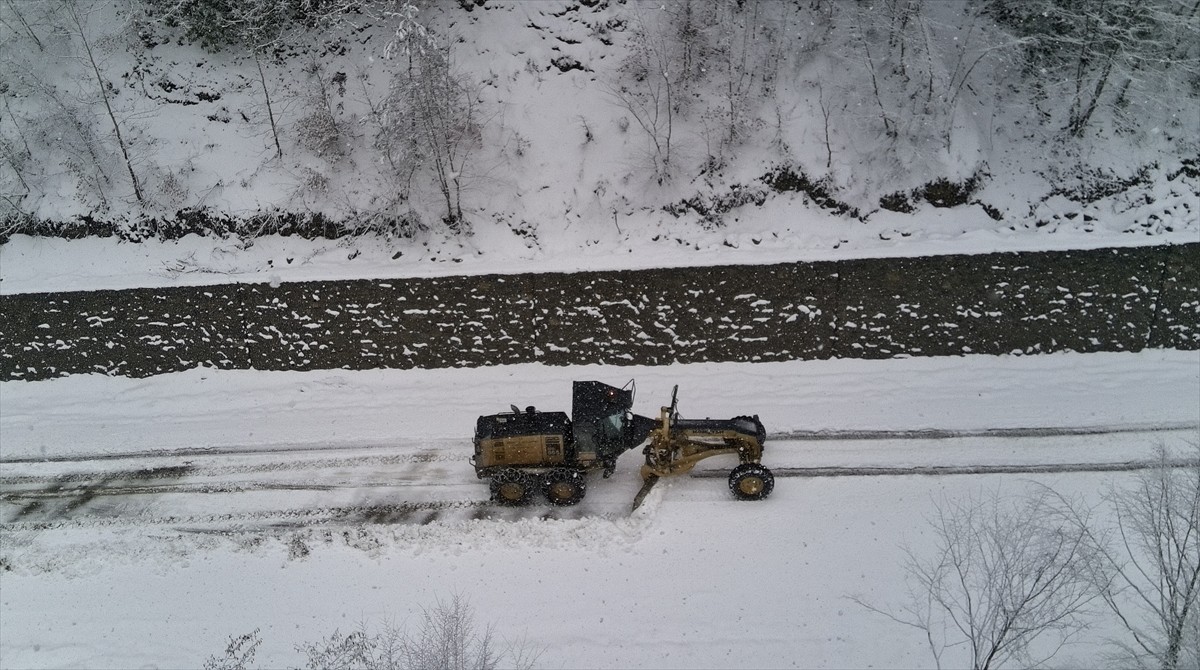 Sinop'ta, sabah saatlerinde başlayan kar yağışı kentin yüksek kesimlerini beyaza bürüdü.  