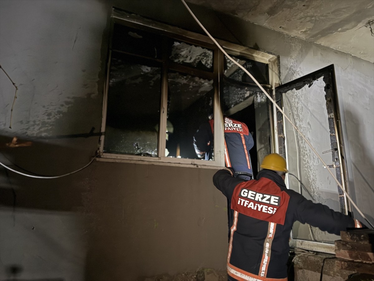 Sinop'un Gerze ilçesinde müstakil evde çıkan yangında 3 kişi yaralandı.